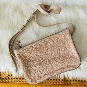 madewell | simple crossbody bag in shearling 👛